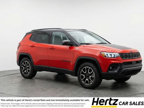 Used 2025 Jeep Compass Trailhawk image 1