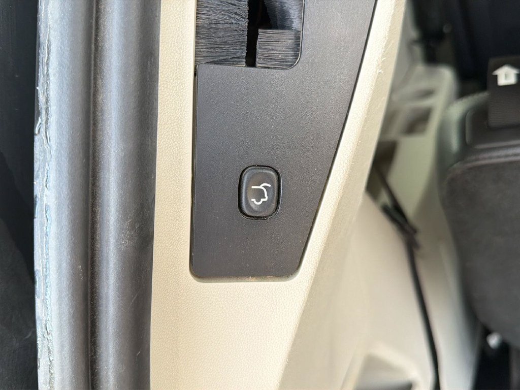 Used 2012 Chrysler Town & Country Touring-L w/ Entertainment Group #2 FWD image 21
