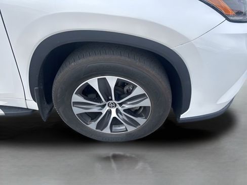 Used 2021 Toyota Highlander XLE image 12