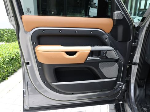 Used 2023 Land Rover Defender 130 X-Dynamic SE AWD/4WD image 12