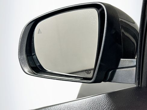 Used 2019 Jeep Cherokee Limited image 16