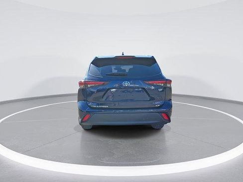 Certified 2025 Toyota Highlander XLE image 8