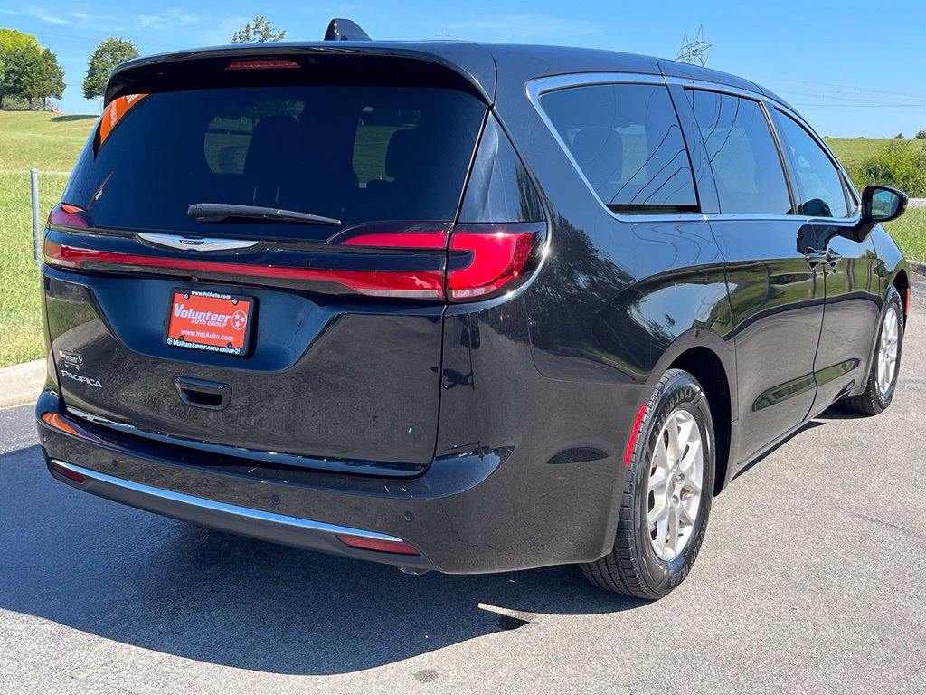 Used 2024 Chrysler Pacifica Touring FWD image 11