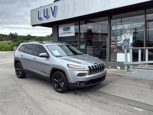 Used 2015 Jeep Cherokee Latitude w/ Comfort/Convenience Group AWD/4WD image 1