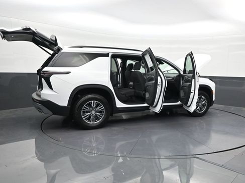 Used 2025 Chevrolet Traverse LT w/ Driver Confidence Package FWD image 33