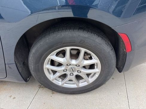 Used 2023 Chrysler Pacifica Touring-L image 11