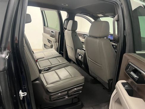 Used 2025 Chevrolet Suburban LT image 32