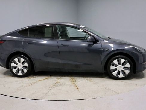 Used 2024 Tesla Model Y Long Range image 11
