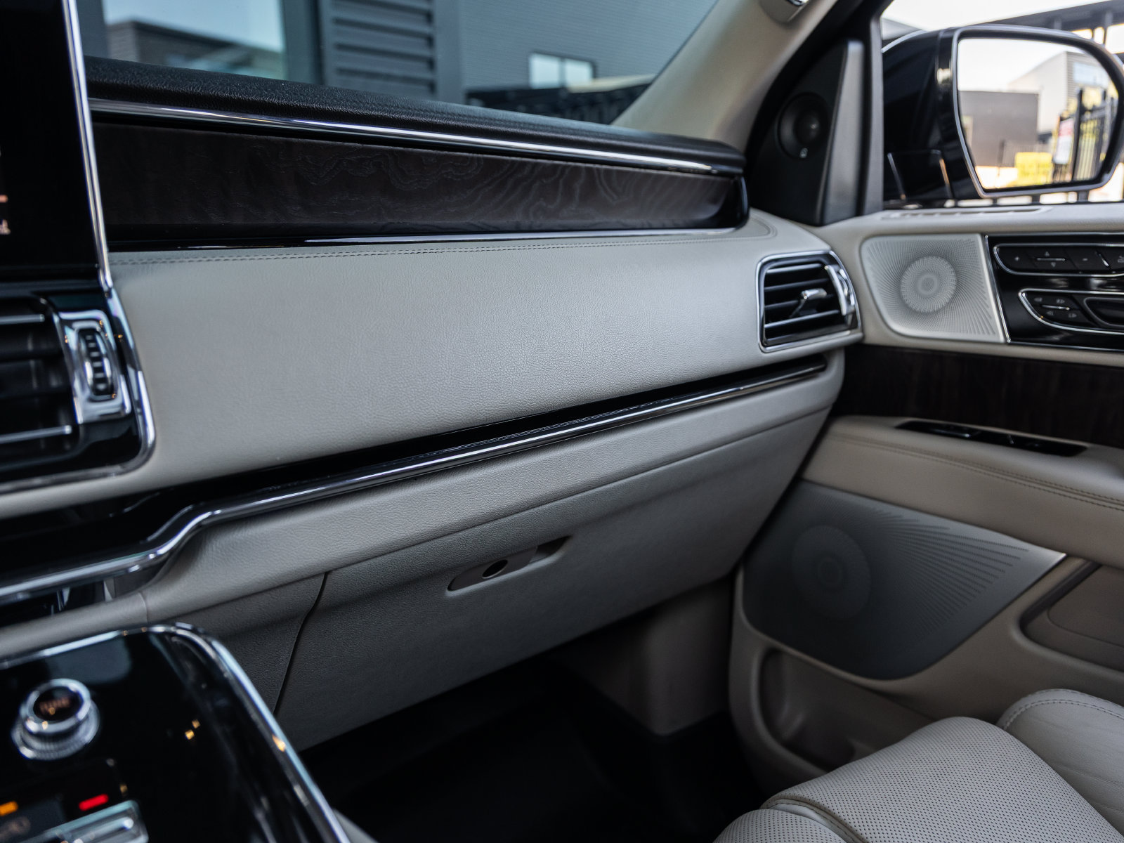 Used 2021 Lincoln Navigator Reserve w/ Luxury Package RWD image 30