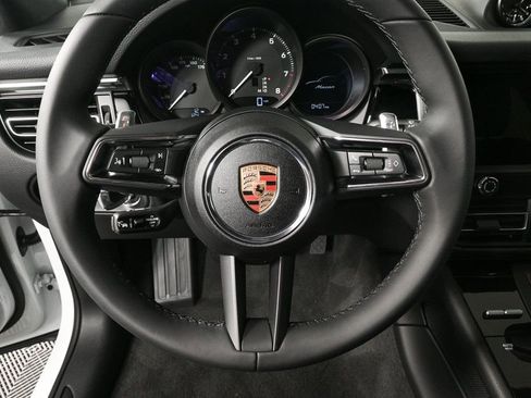 Certified 2025 Porsche Macan image 9