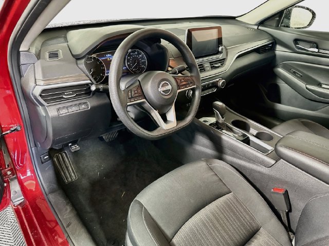 Used 2025 Nissan Altima 2.5 SV FWD image 11