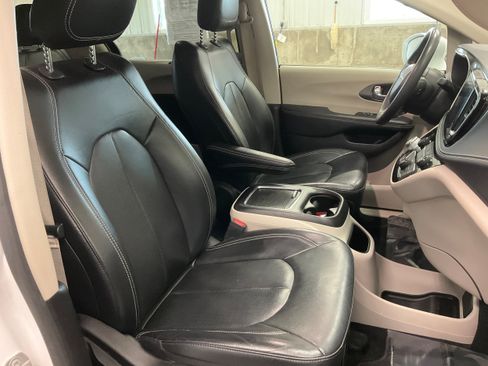 Used 2022 Chrysler Pacifica Touring-L FWD image 30