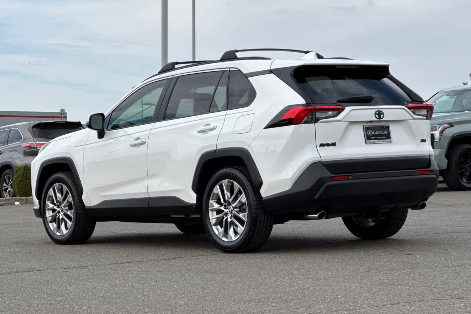 Used 2019 Toyota RAV4 XLE Premium FWD image 7