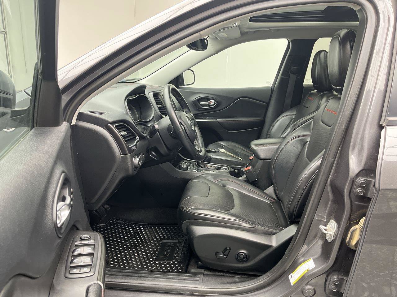 Used 2019 Jeep Cherokee Trailhawk AWD/4WD image 3