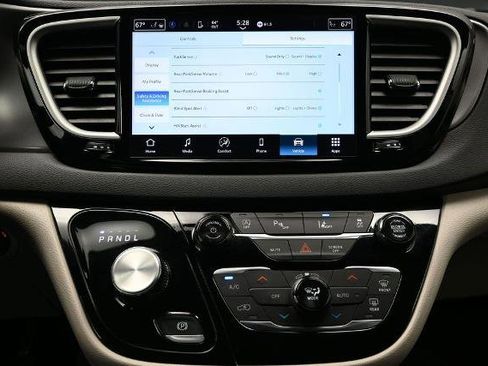 Used 2024 Chrysler Pacifica Touring-L FWD image 34
