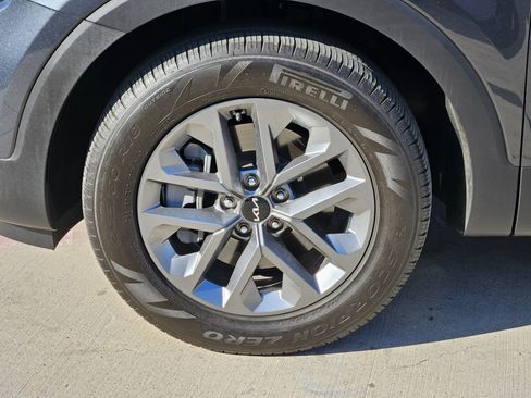 Used 2024 Kia Telluride LX image 10