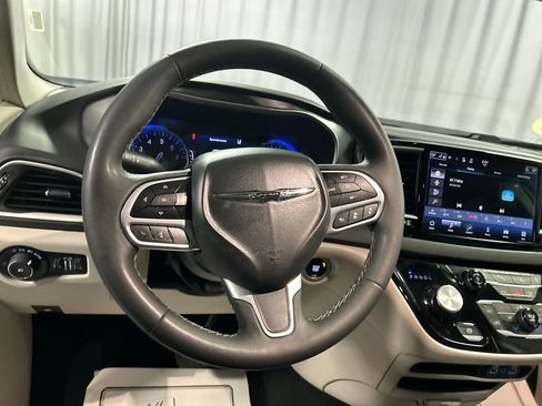 Used 2024 Chrysler Pacifica Touring-L image 15