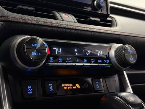 Used 2021 Toyota RAV4 SE image 19