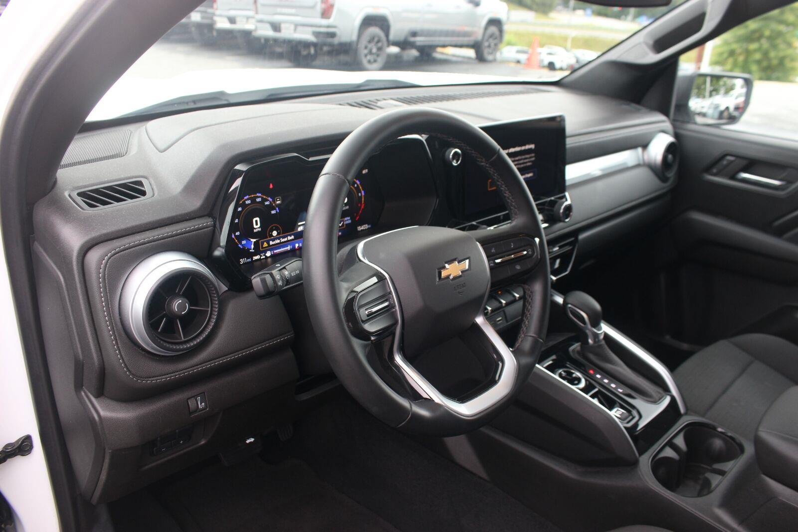 Used 2024 Chevrolet Colorado LT AWD/4WD image 17