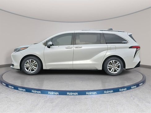 Used 2024 Toyota Sienna Platinum image 9