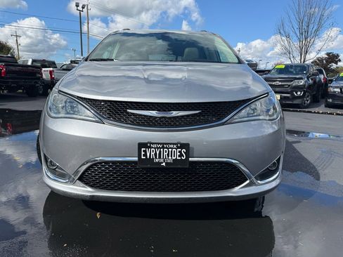 Used 2020 Chrysler Pacifica Limited image 2
