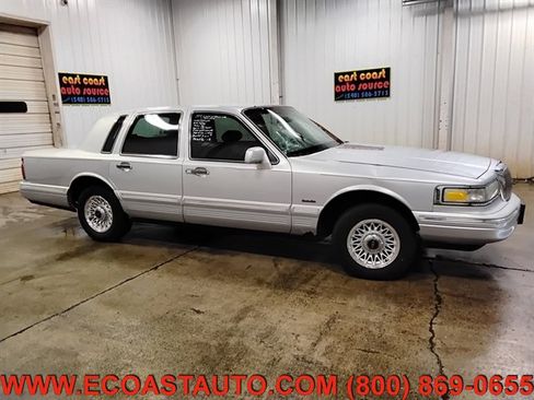Used 1997 Lincoln Town Car Executive image 2