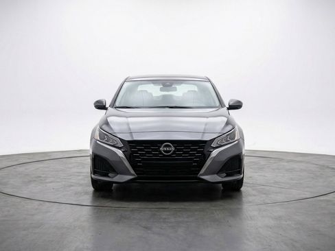 Used 2025 Nissan Altima 2.5 SV FWD image 2