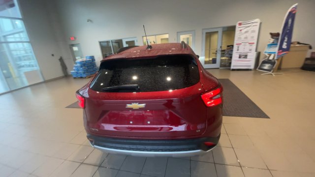 Used 2025 Chevrolet Trax LT w/ LT Convenience Package FWD image 9