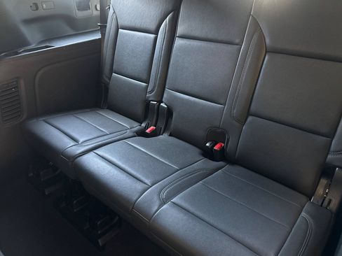 Used 2025 Chevrolet Suburban LT RWD image 17
