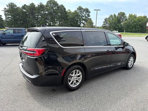 Used 2024 Chrysler Pacifica Touring-L FWD image 7