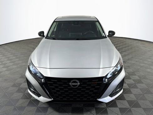 Used 2023 Nissan Altima 2.0 SR FWD image 2