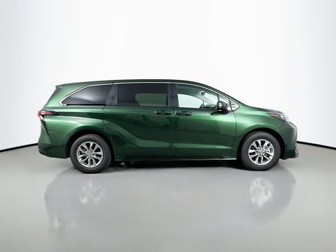 Certified 2026 Toyota Sienna LE FWD image 8