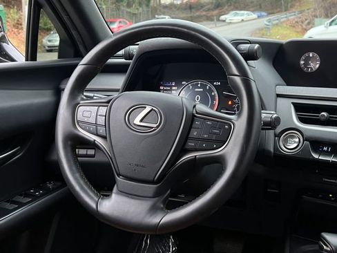 Used 2019 Lexus UX 200 image 18