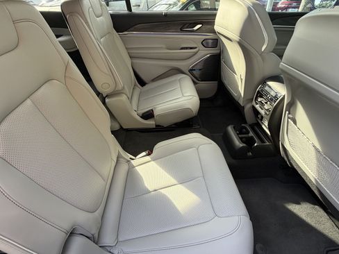Used 2021 Jeep Grand Cherokee L Overland w/ Luxury Tech Group IV AWD/4WD image 41
