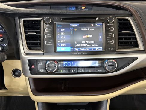 Used 2017 Toyota Highlander XLE image 15