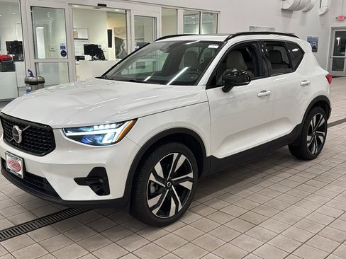 Certified 2023 Volvo XC40 B5 Plus w/ Climate Package image 9