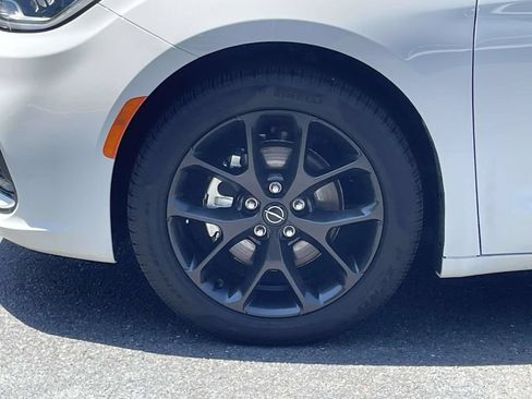 Used 2025 Chrysler Pacifica Limited FWD image 11