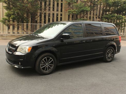 Used 2015 Dodge Grand Caravan SXT w/ Blacktop Package FWD image 12