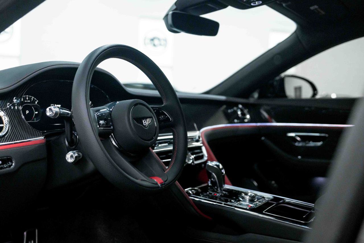 Used 2025 Bentley Flying Spur Plug-In Hybrid AWD/4WD image 2