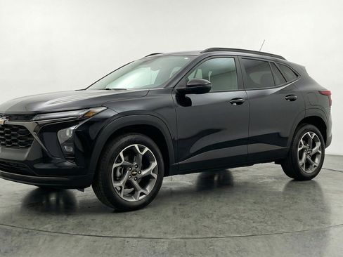 Used 2025 Chevrolet Trax LT w/ LT Convenience Package FWD image 3