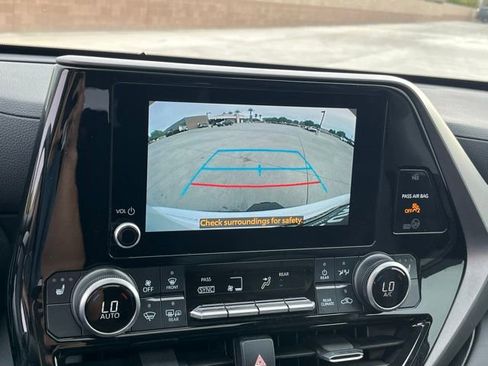 Used 2023 Toyota Highlander XLE image 25