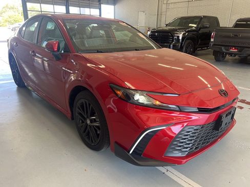 Used 2025 Toyota Camry SE w/ Convenience Package image 3