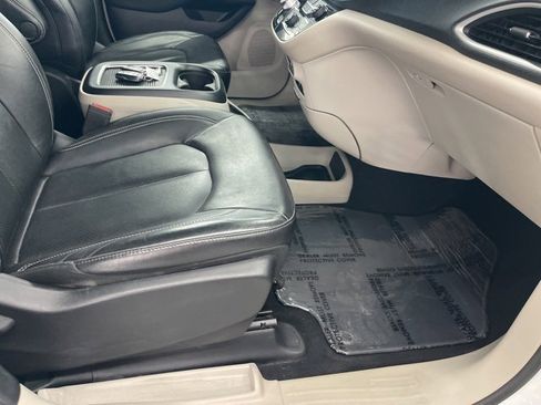 Used 2022 Chrysler Pacifica Touring-L image 35