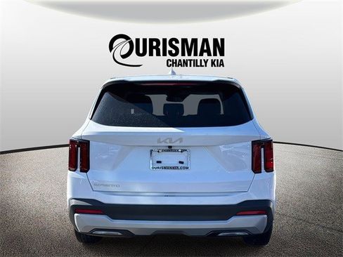 Used 2024 Kia Sorento LX image 3
