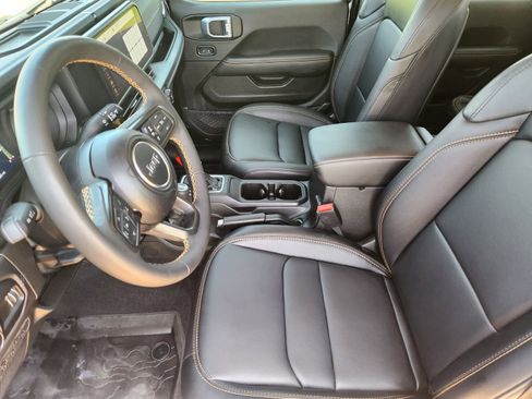 Used 2024 Jeep Gladiator Sport AWD/4WD image 16