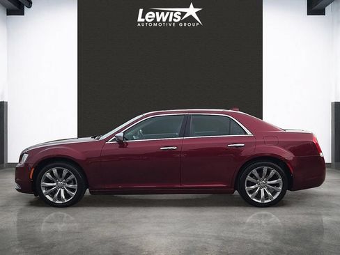 Used 2019 Chrysler 300 Limited RWD image 2