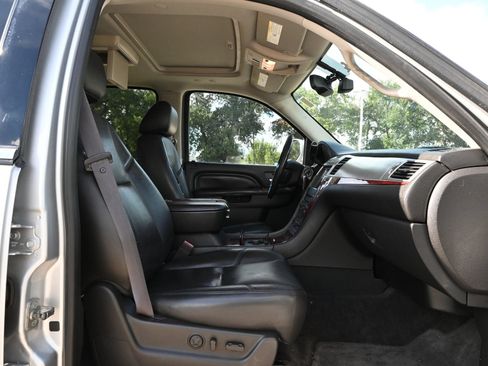 Used 2012 Cadillac Escalade Luxury RWD image 26