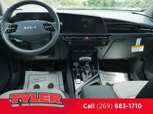 Used 2025 Kia Niro SX image 46