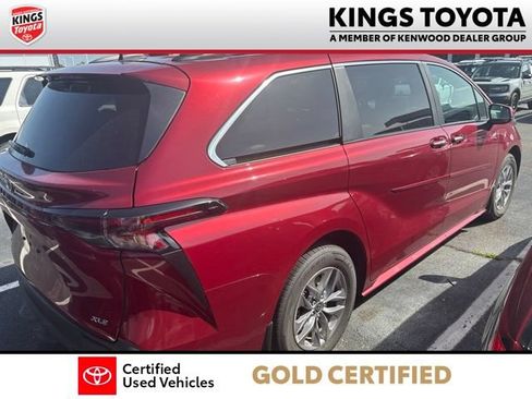 Used 2025 Toyota Sienna XLE FWD image 7