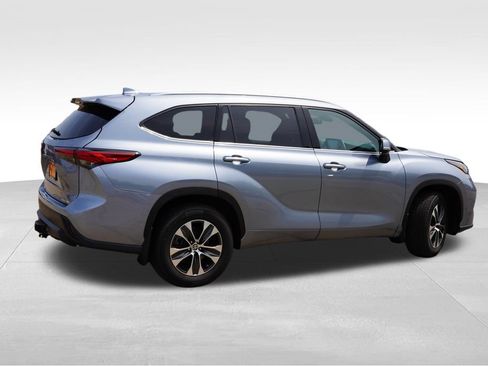 Used 2021 Toyota Highlander XLE AWD/4WD image 4